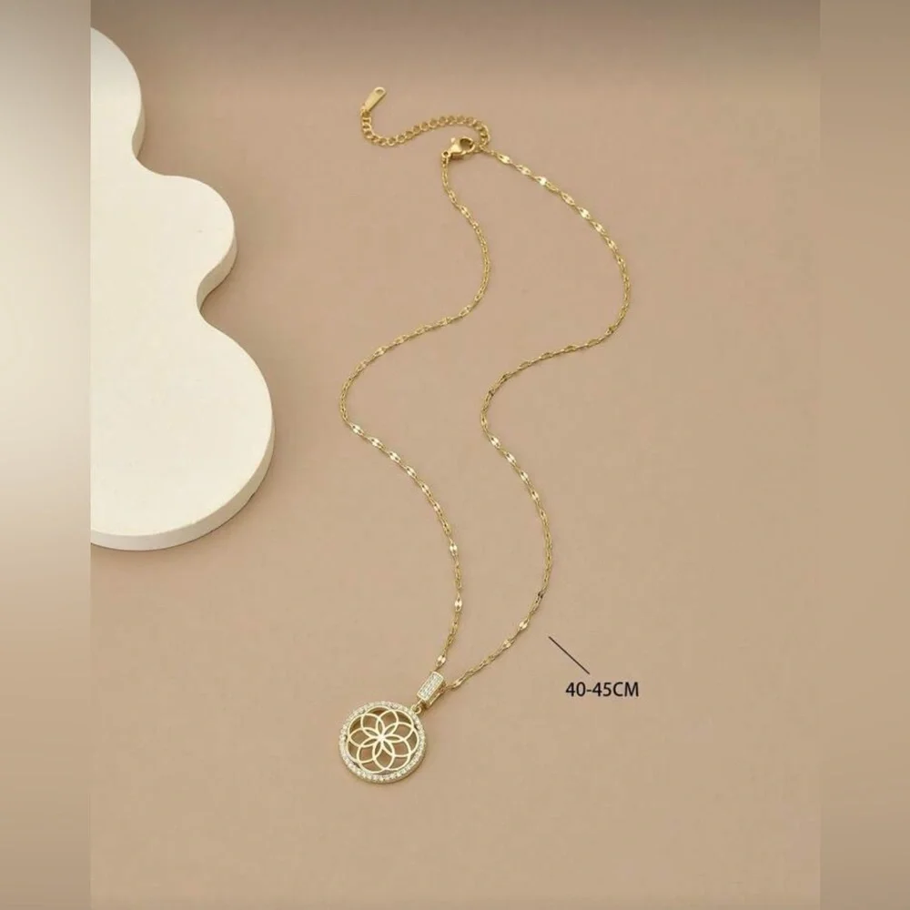 Gold‎ Tone Pendant Necklace
